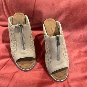Bearpaw Nina Sand Tan Microsuede Zipper Wedge Mule Sandals Size 9